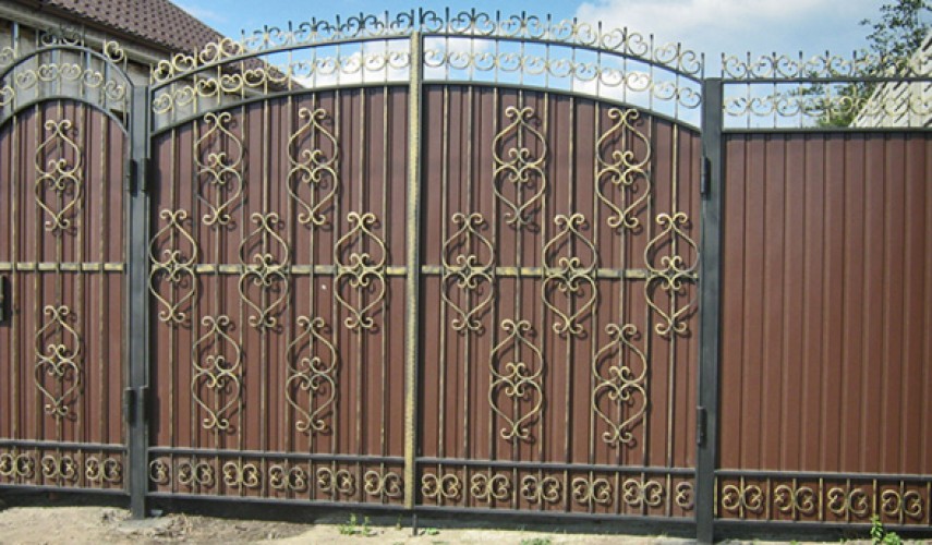 Ворота из профнастила с элементами ковки