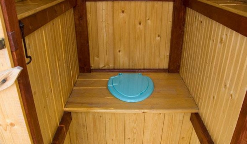 туалет с унитазом на даче